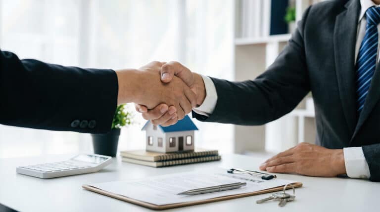 Accord verbal conclu entre un entrepreneur et un courtier immobilier professionnel : succès de la transaction entre un homme d’affaires, un client et un courtier professionnel.