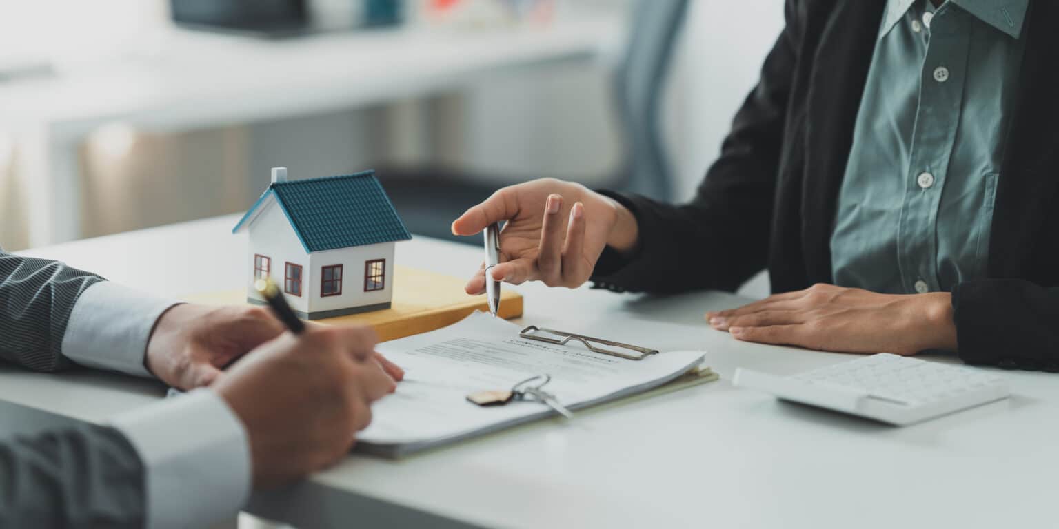 Gros plan sur une femme d'affaires ou une agente immobilière expliquant la signature d'un contrat d'achat immobilier. Directeur de banque et concept immobilier.