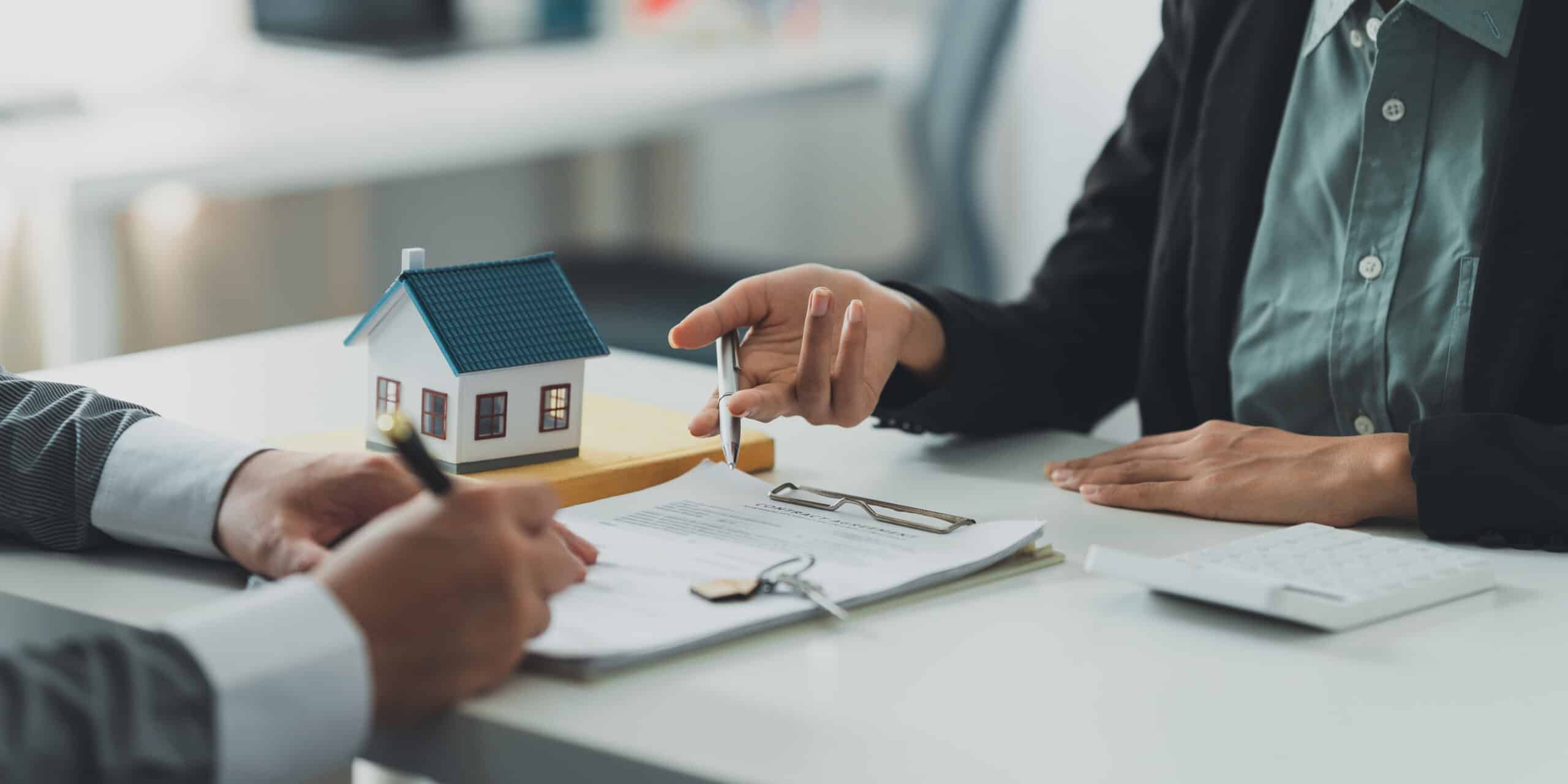 Gros plan sur une femme d'affaires ou une agente immobilière expliquant la signature d'un contrat d'achat immobilier. Directeur de banque et concept immobilier.