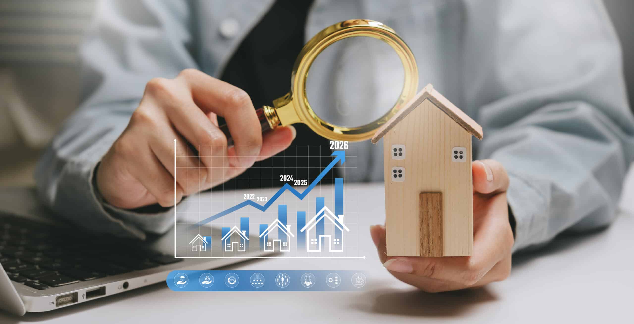 Concept d'analyse immobilière : inspection manuelle d'une maison en bois à la loupe et graphique de l'évolution des prix. Évaluation immobilière, étude de marché, décision d'investissement, prévision de croissance.