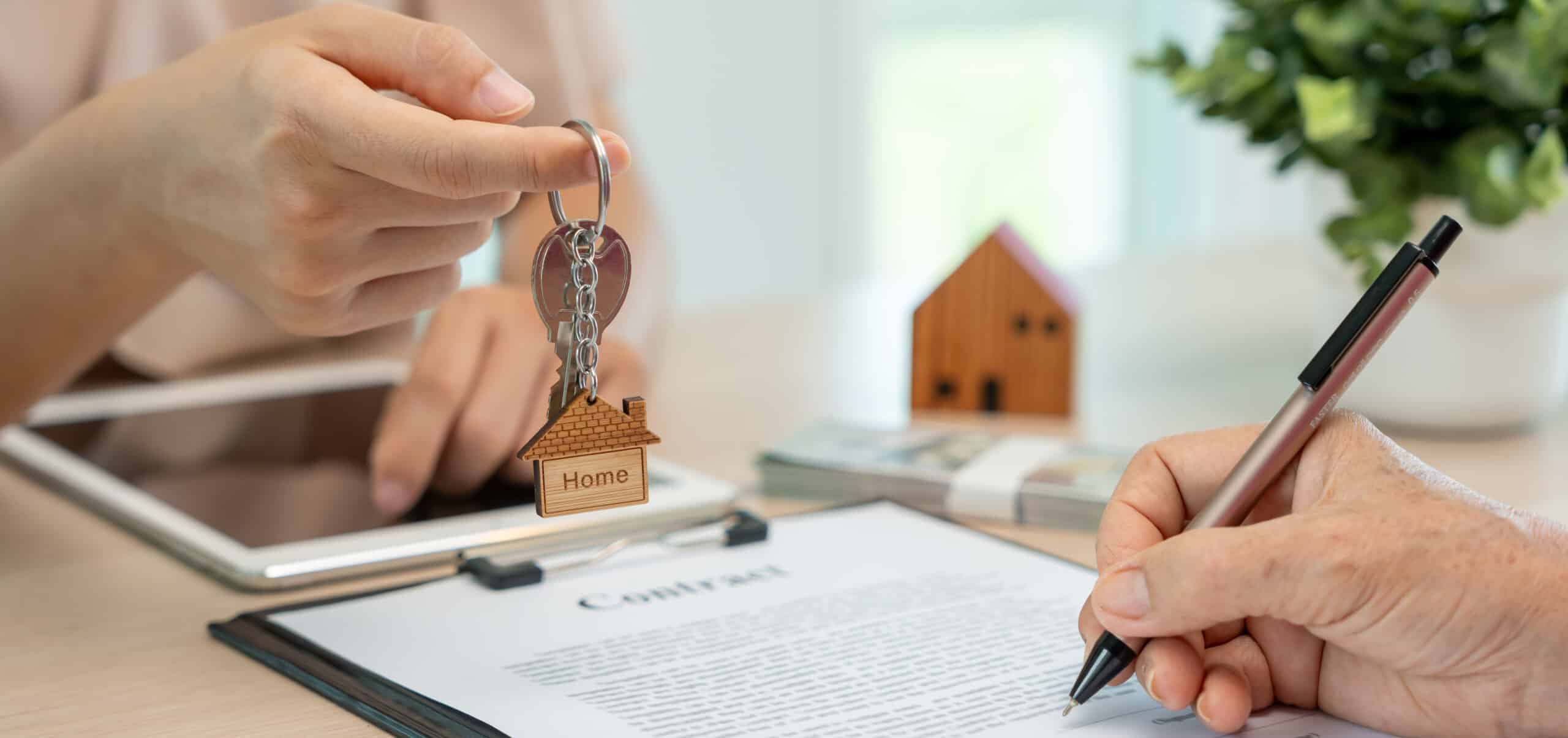 Location, mise en location et vente de maison. Agent immobilier souriant, tenant les clés pour le nouveau propriétaire. Location de maison, Vente, prêt, crédit, assurance, Vendeur, concessionnaire, paiement échelonné, achat, vente, emménagement