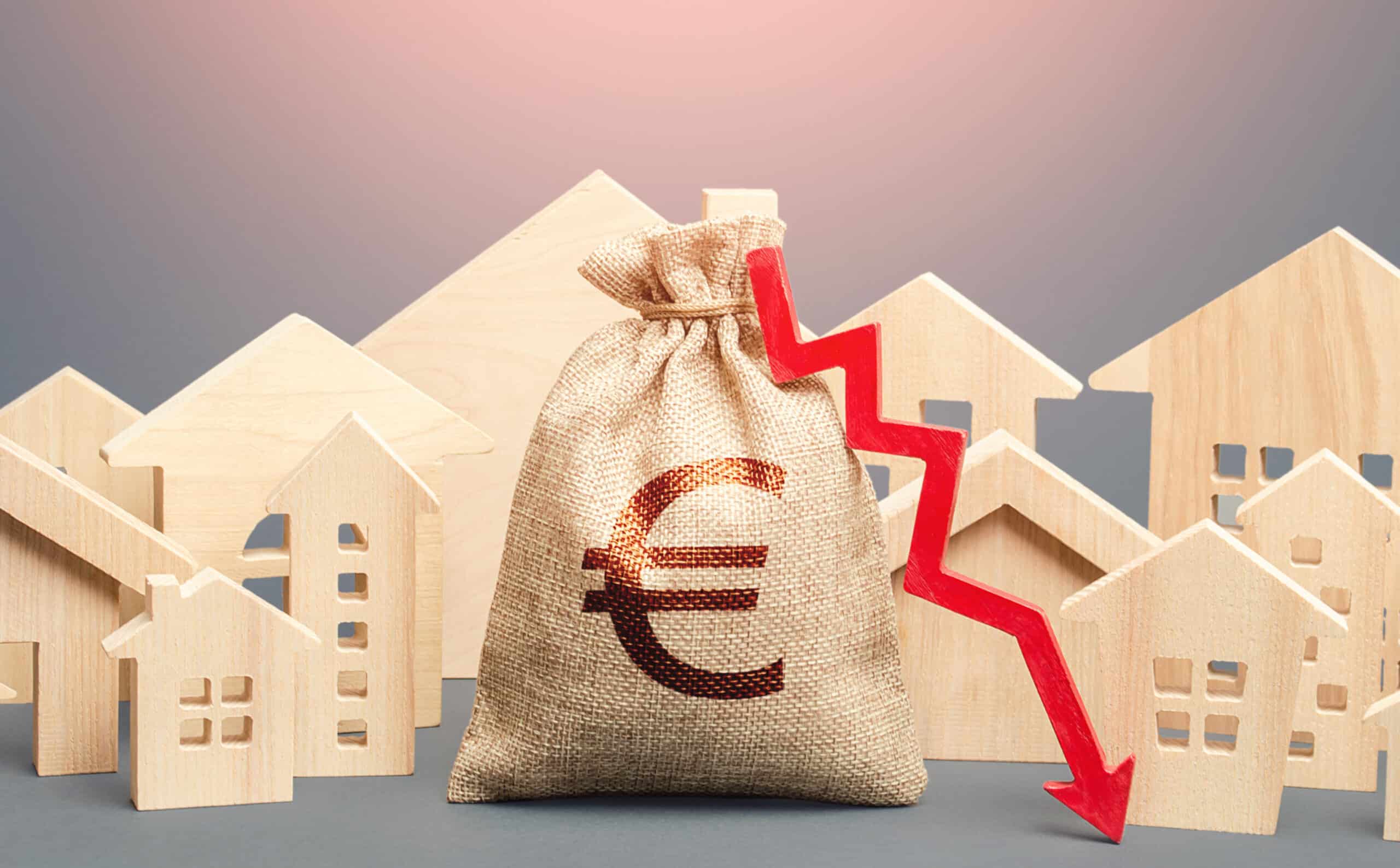 Immeubles résidentiels et portefeuille en euros avec une flèche rouge vers le bas. Baisse des loyers. Baisse des taux d'intérêt hypothécaires. Faible coût de l'immobilier. Diminution de la demande d'achat de logements.