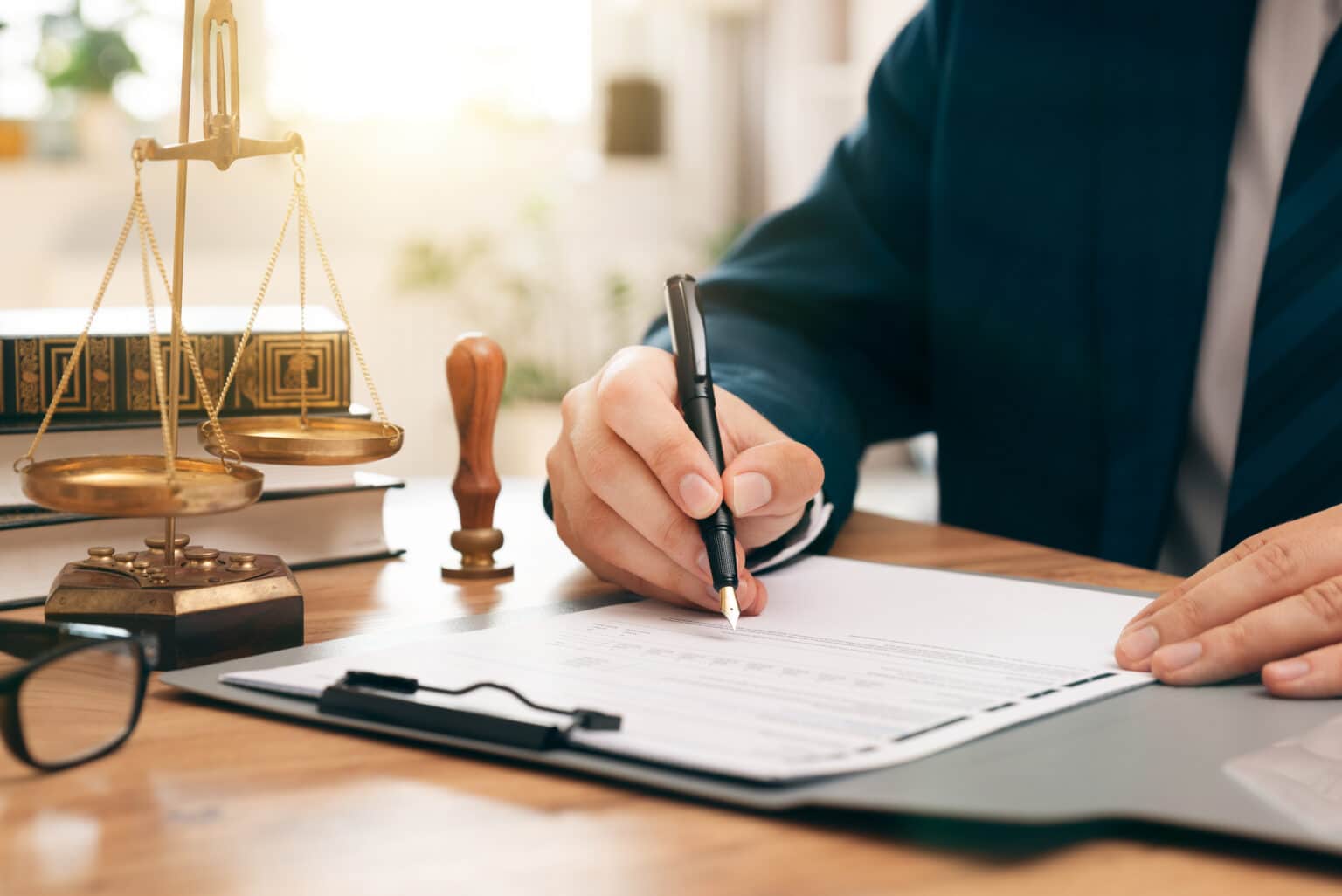 Notaire ou avocat travaillant au cabinet