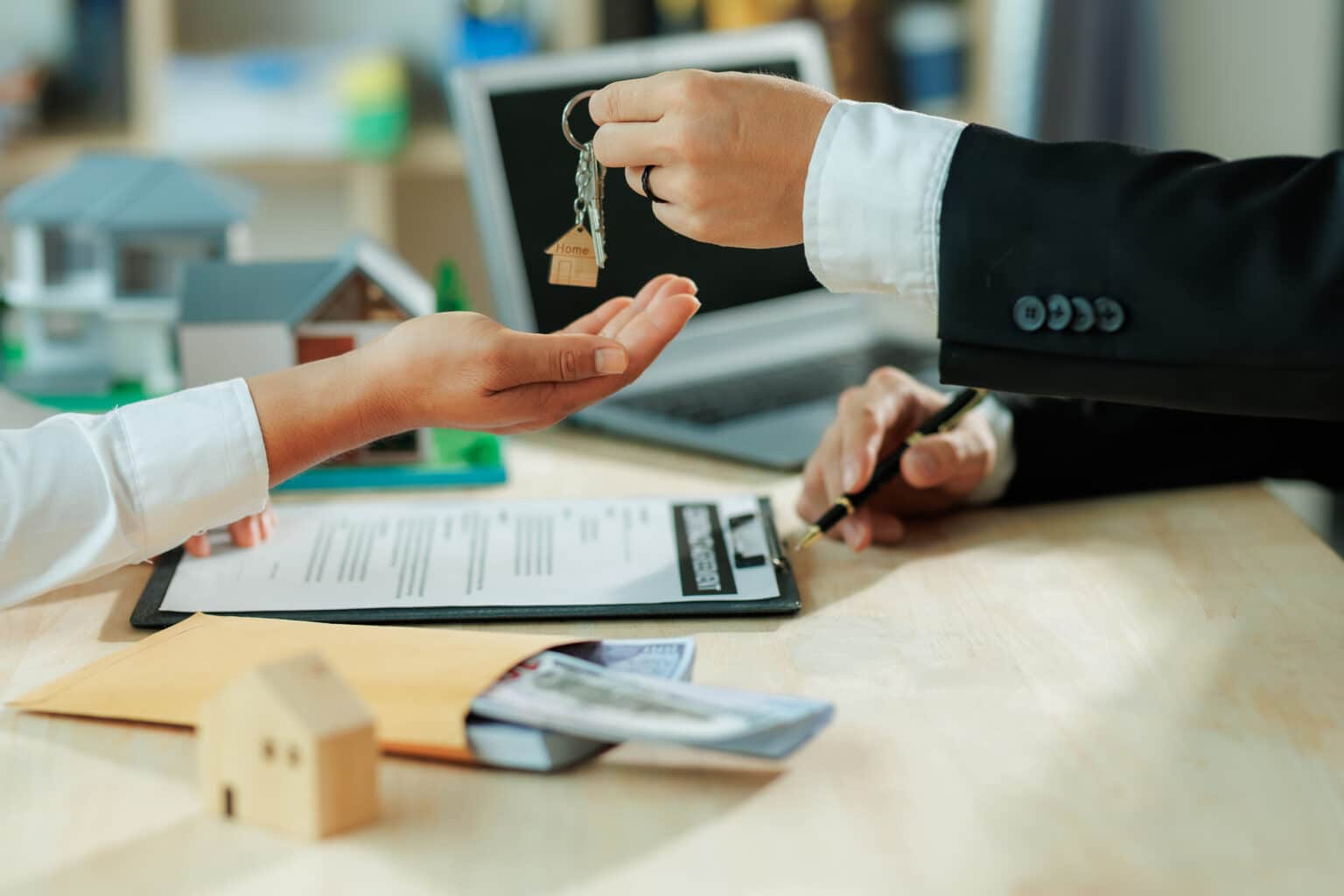 Le vendeur remet les clés de la maison à l'heureux nouvel acquéreur.