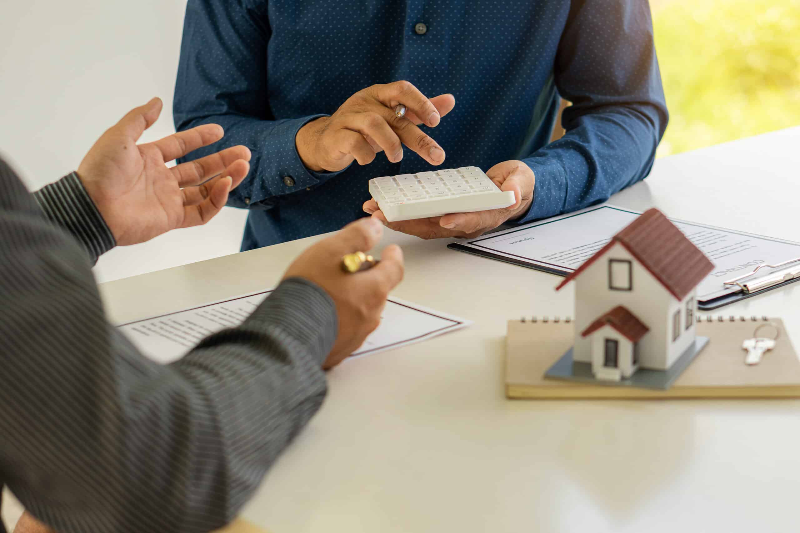 Les professionnels de l'immobilier proposent à leurs clients des contrats pour discuter de l'achat d'un logement, d'une assurance ou d'un crédit immobilier. Les agents immobiliers reçoivent les nouveaux acheteurs dans leurs bureaux.