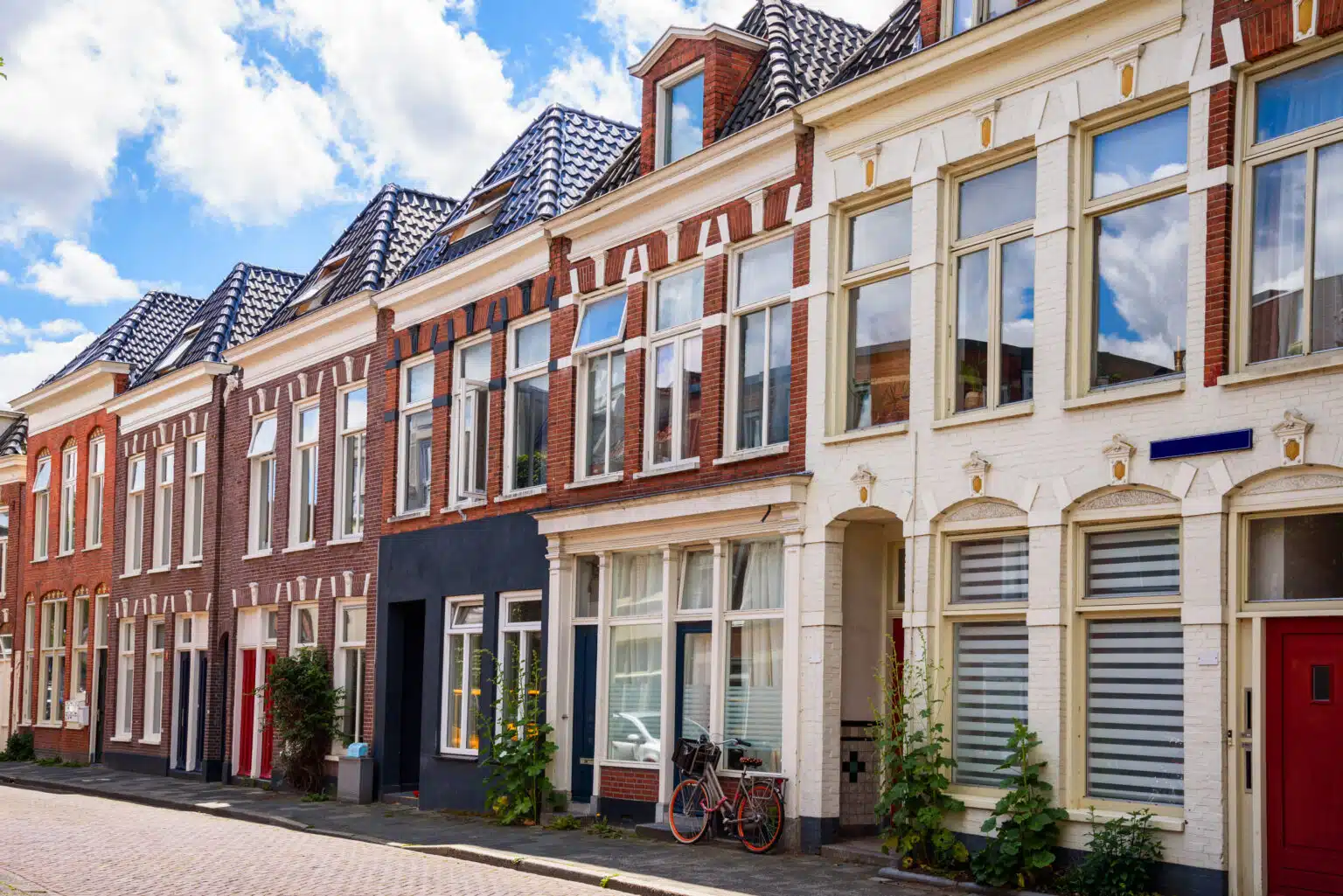 Des maisons mitoyennes traditionnelles le long d'une rue pavée, par une journée ensoleillée d'été