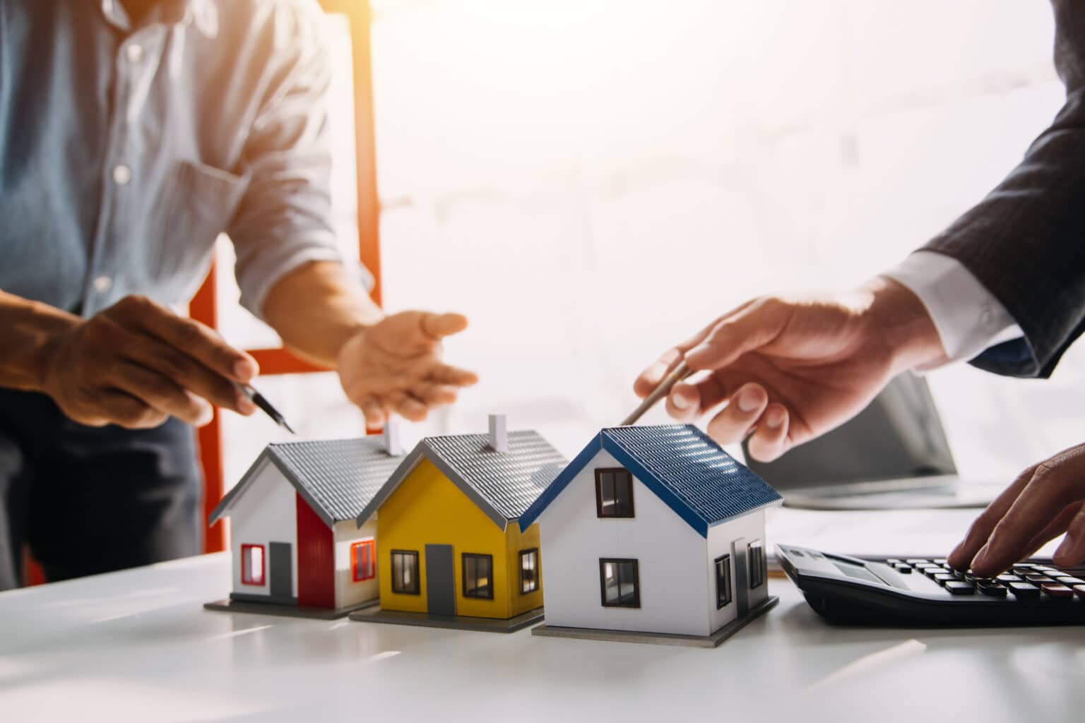 Agent immobilier chargé de présenter et de conseiller les clients afin de les aider à prendre une décision concernant la signature d'un contrat d'assurance, l'achat et la vente de biens immobiliers, ainsi que les offres de prêt hypothécaire et d'assurance habitation.