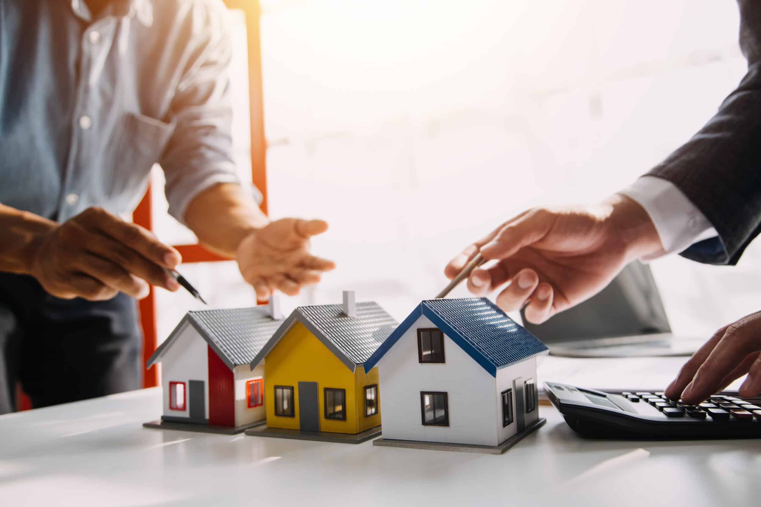Agent immobilier chargé de présenter et de conseiller les clients afin de les aider à prendre une décision concernant la signature d'un contrat d'assurance, l'achat et la vente de biens immobiliers, ainsi que les offres de prêt hypothécaire et d'assurance habitation.